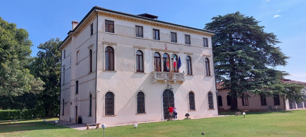 Villa histórica Ca' della Nave - Complexo empresarial com Golf Club em Martellago (VE)