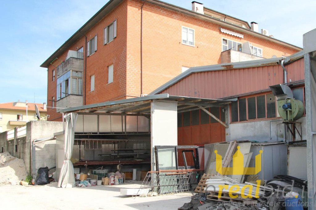 Industrial building with courtyard in Fabriano (AN)