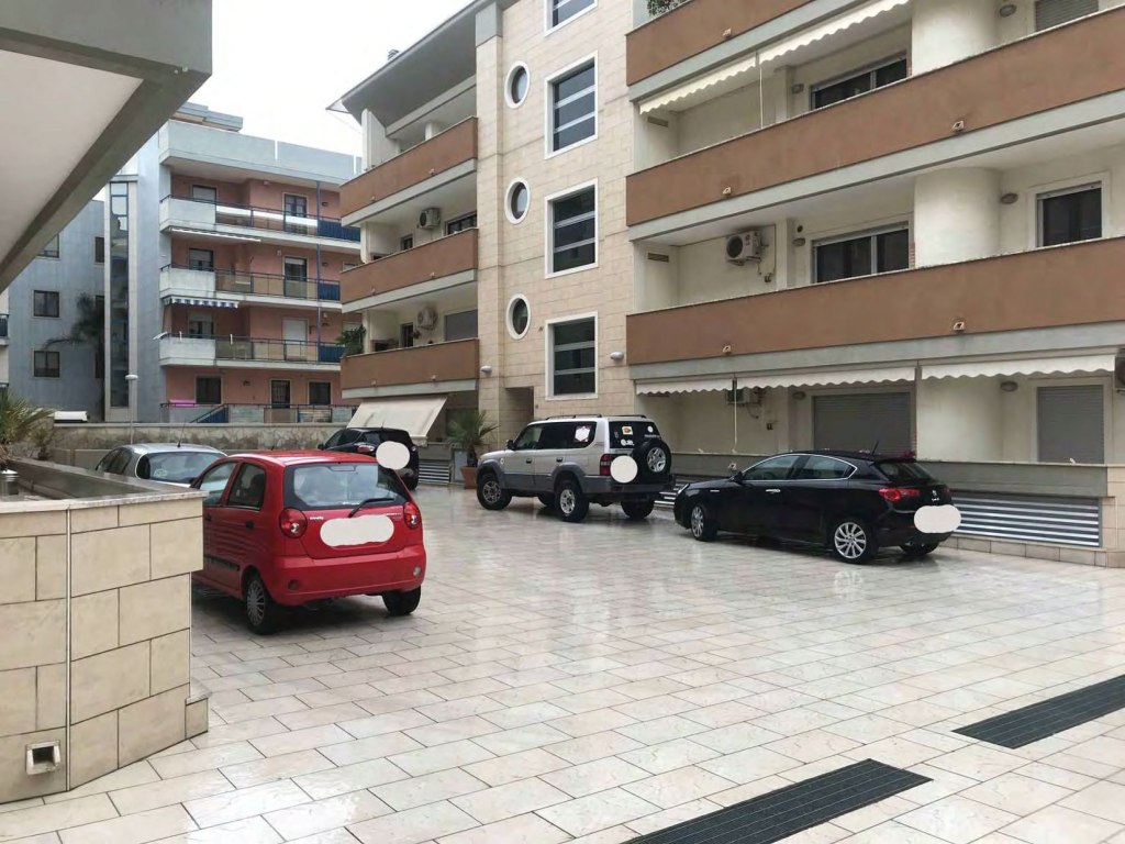 Parkirna mesta na prostem v Castellana Grotte (BA) LOTTO 1