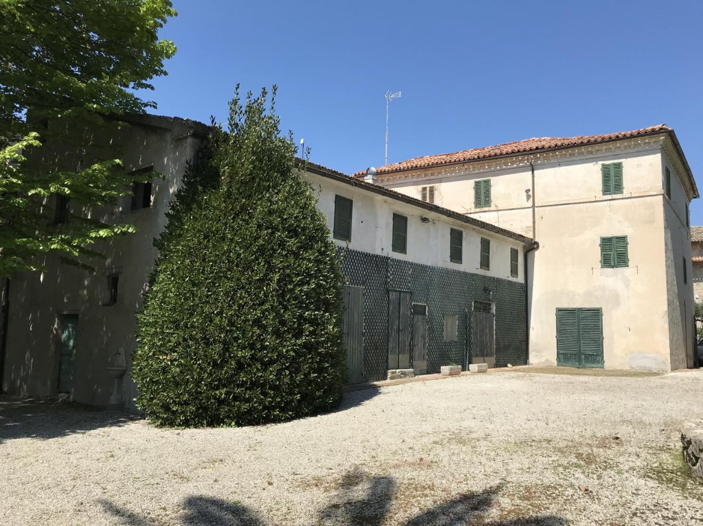 Historical building with courtyard in Cingoli (MC) Villa Strada Locality