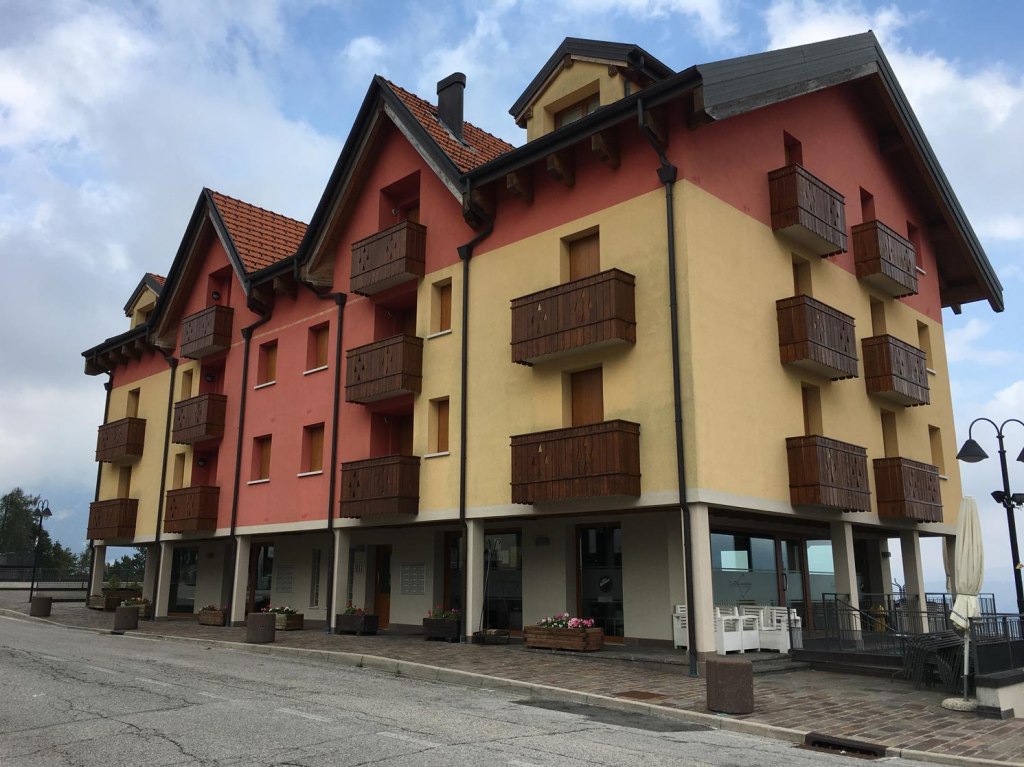 Apartamento con bodega y plaza de aparcamiento en Tonezza del Cimone (VI) - LOTE 1