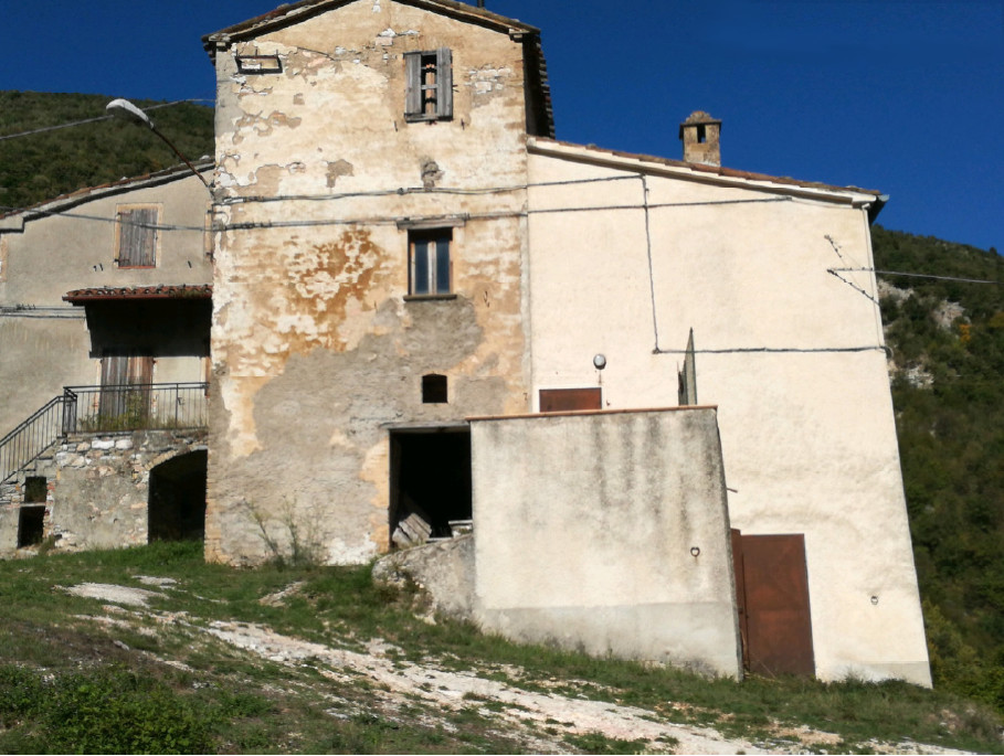 Fabbricato residenziale cielo-terra a Scheggia Pascelupo (PG)