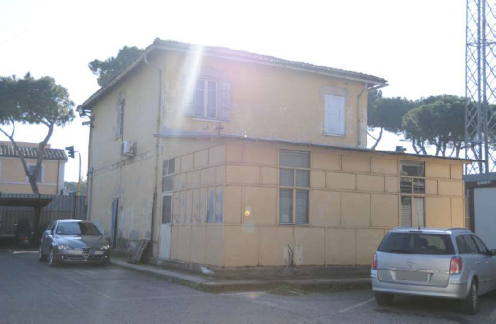 Roadman's house used office in Roma