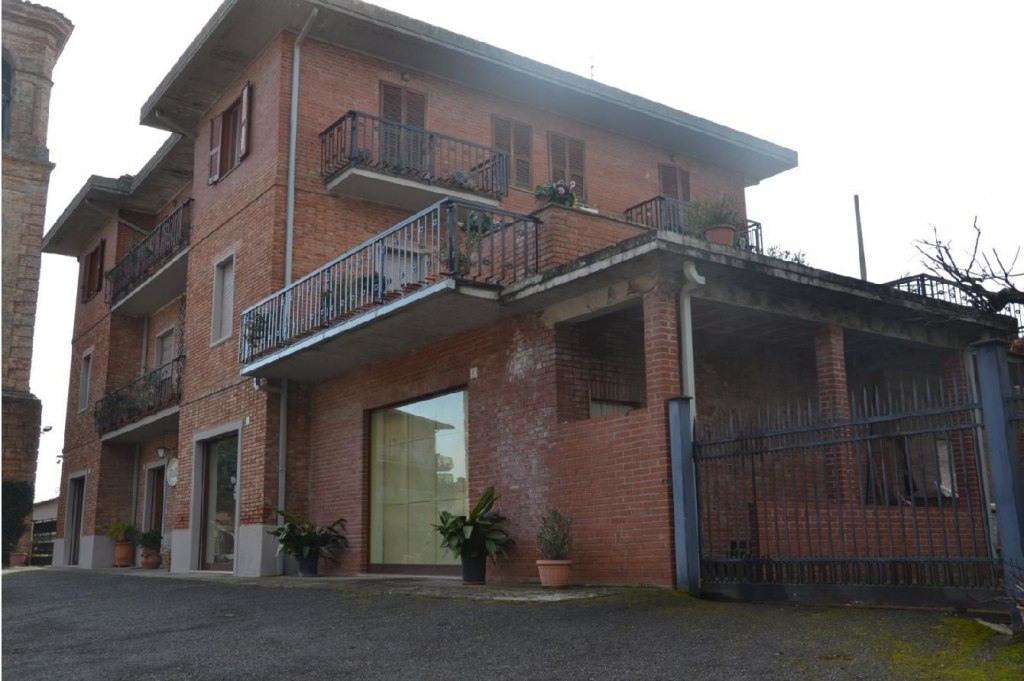 Gebäude mit drei Etagen in Perugia - LOTTO 1