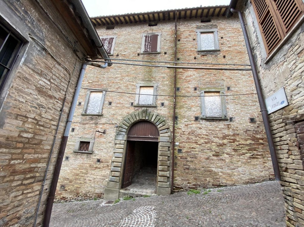 Palacio histórico ex Palacio Bonajuti-Monti en San Lorenzo in Campo (PU)