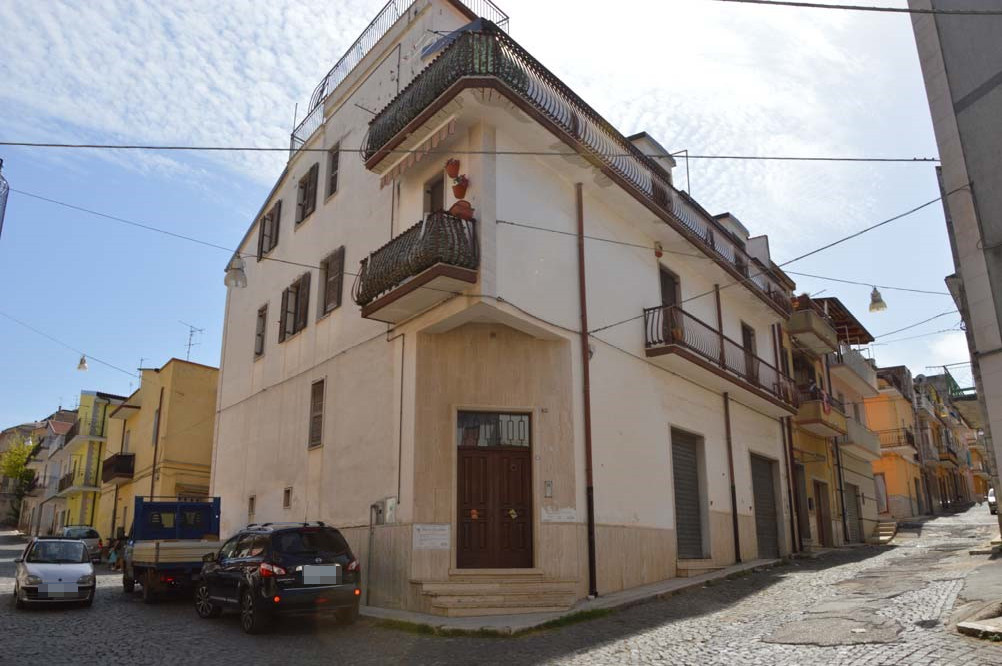 Dos locales de almacenamiento en San Nicandro Garganico (FG) - LOTE 2