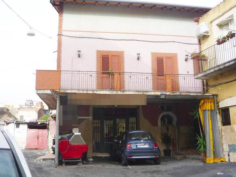 Apartment and commercial premises in Catania