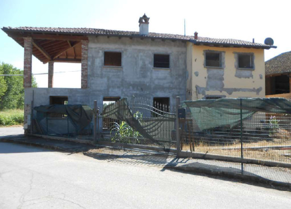 Building under construction in Palestro (PV)