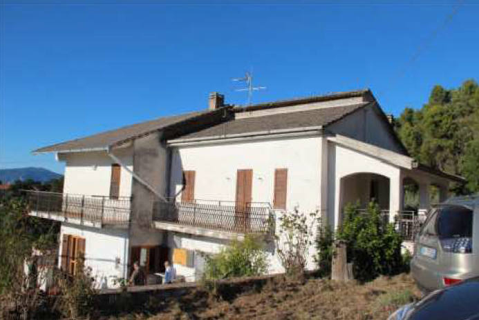 Real estate complex for residential use with land in Stroncone (TR)