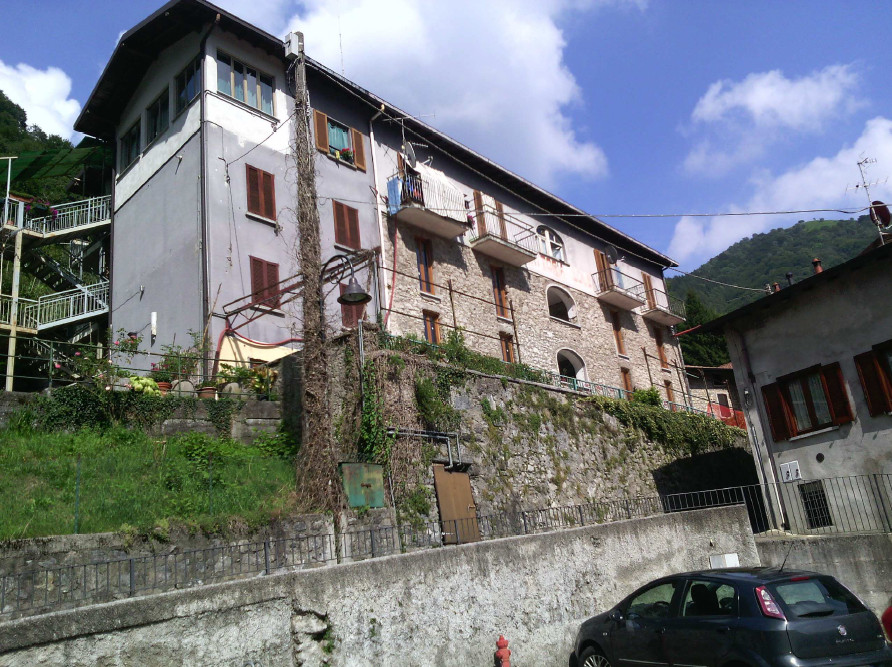 Edificio in ristrutturazione a Lasnigo (CO)