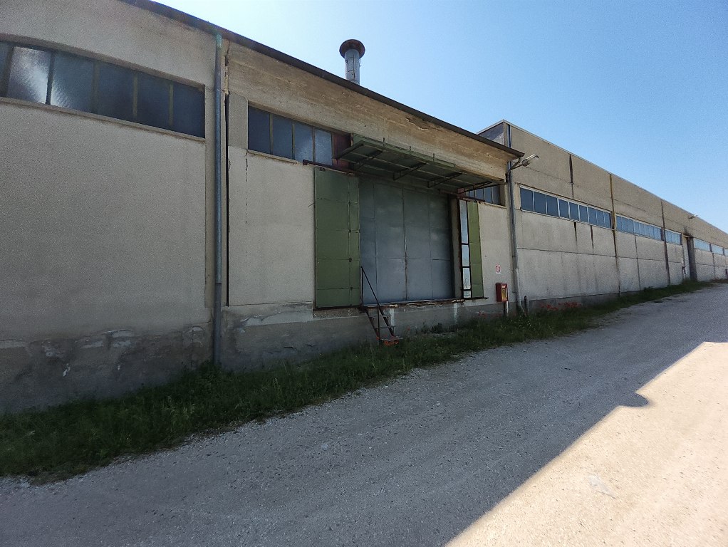 Bien immobilier industriel à Assise (PG)