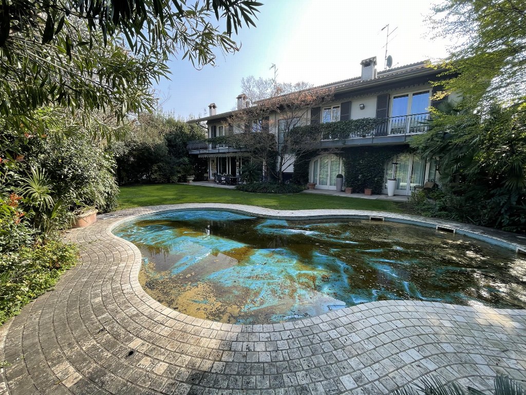 Wohnkomplex mit zwei Wohnungen, Pool und Labor in Castelnuovo del Garda (VR)