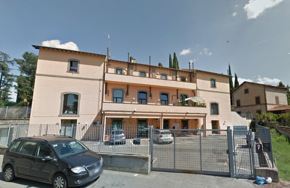 Local comercial y plaza de aparcamiento descubierta en Viterbo