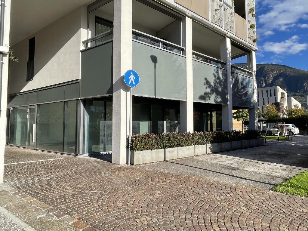 Local comercial e lugar de estacionamento em Bolzano - LOTE 1
