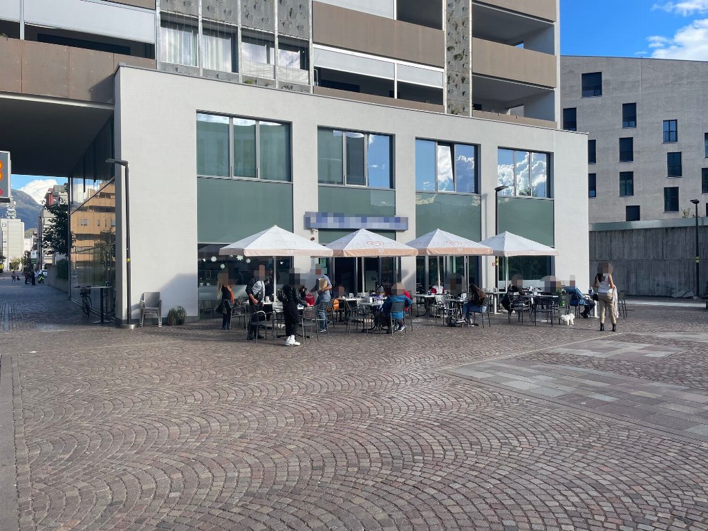 Local comercial e triplo espaço de estacionamento em Bolzano - LOTE 3
