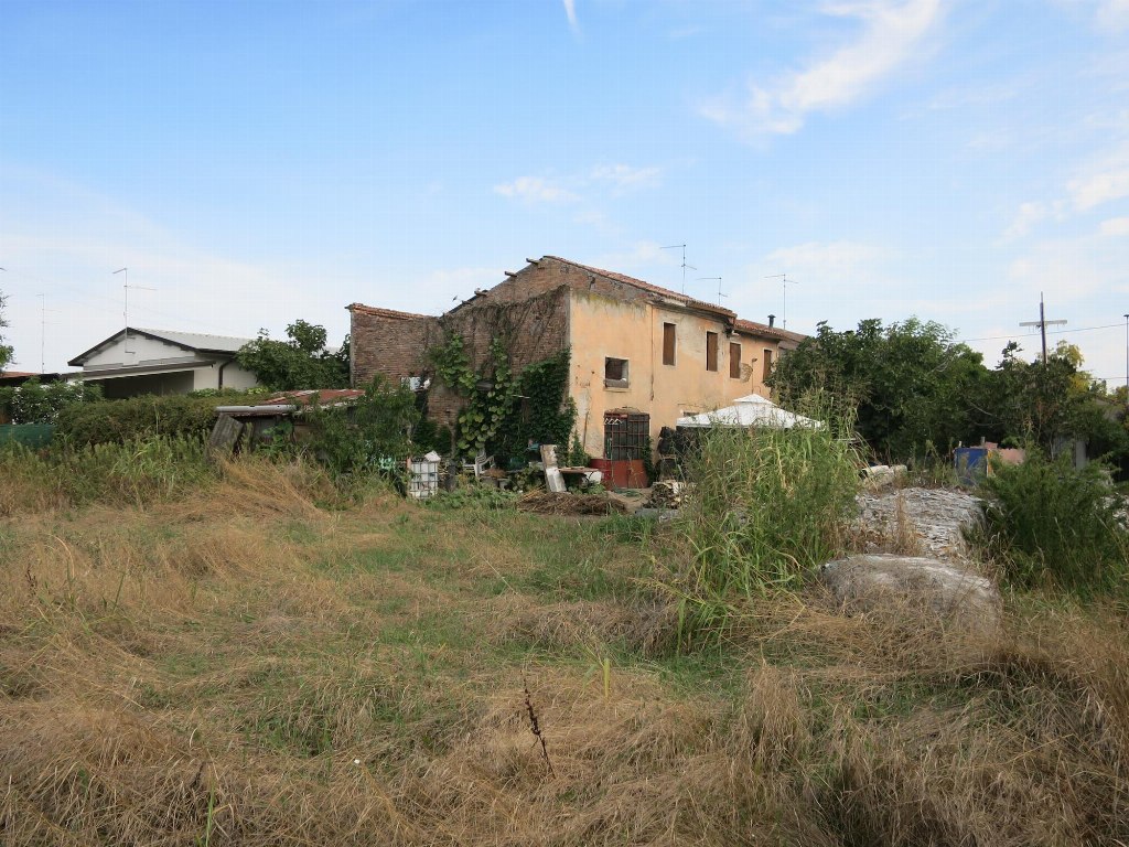 Verwaarloosd huis en bouwgrond in Sanguinetto (VR) - LOT B7
