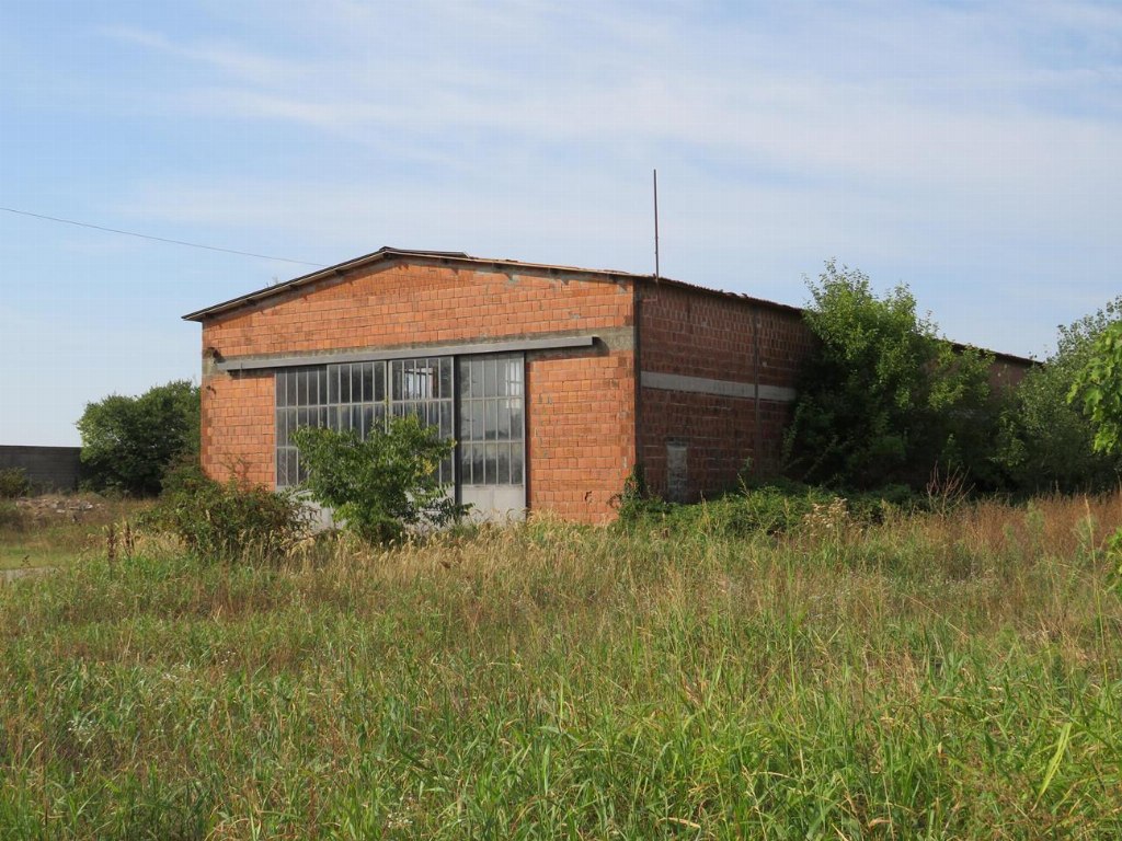 Nave industrial con cobertizos y terreno con potencial edificable en Sanguinetto (VR) - LOTE B8