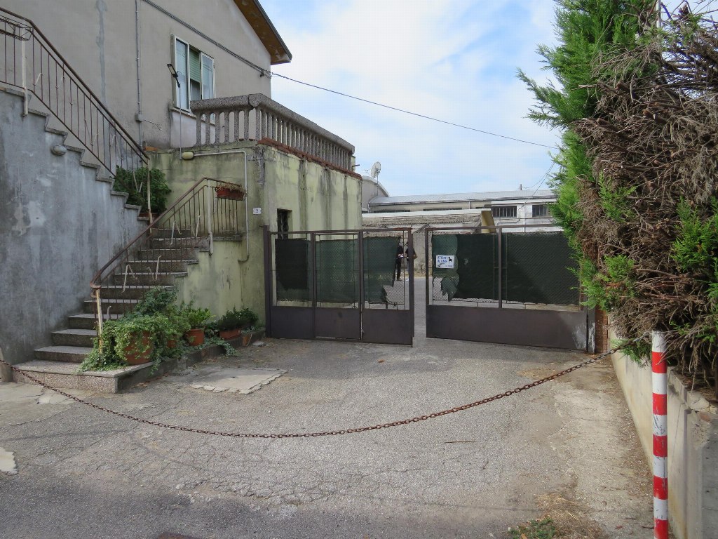 Laboratory with warehouses and garages in Sanguinetto (VR) - LOT B9
