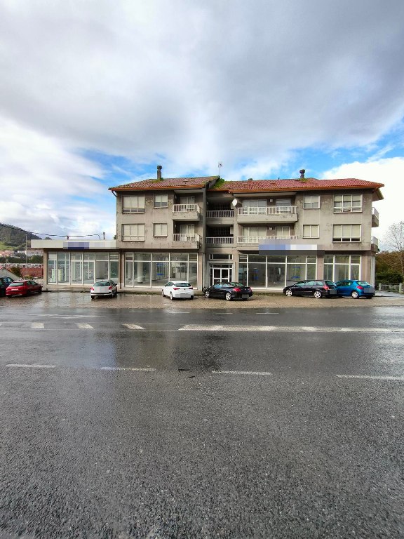 Rakennus, jossa on 8 asuntoa ja liiketiloja Cabañasissa, A Coruñassa