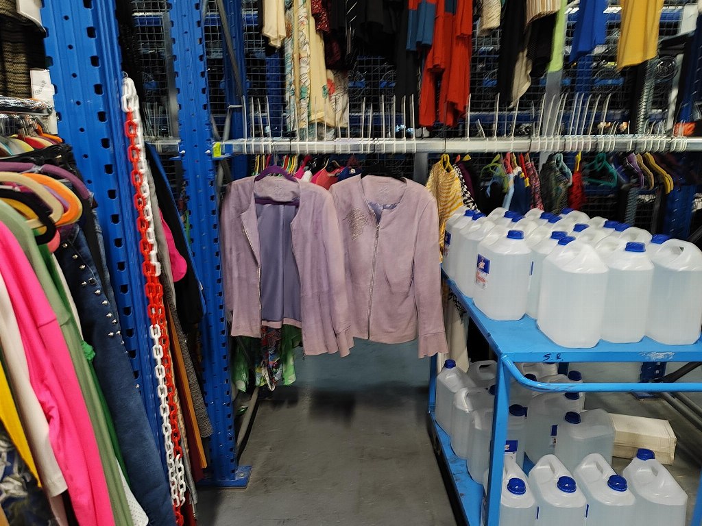 Abbigliamento e Merce Varia 00005 Abbigliamento e Merce Varia 00005