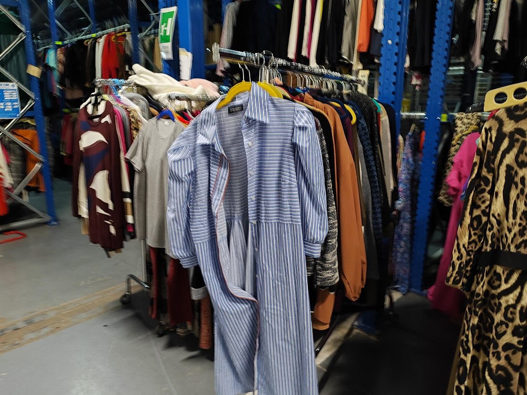 Abbigliamento e Merce Varia 00006 Abbigliamento e Merce Varia 00006