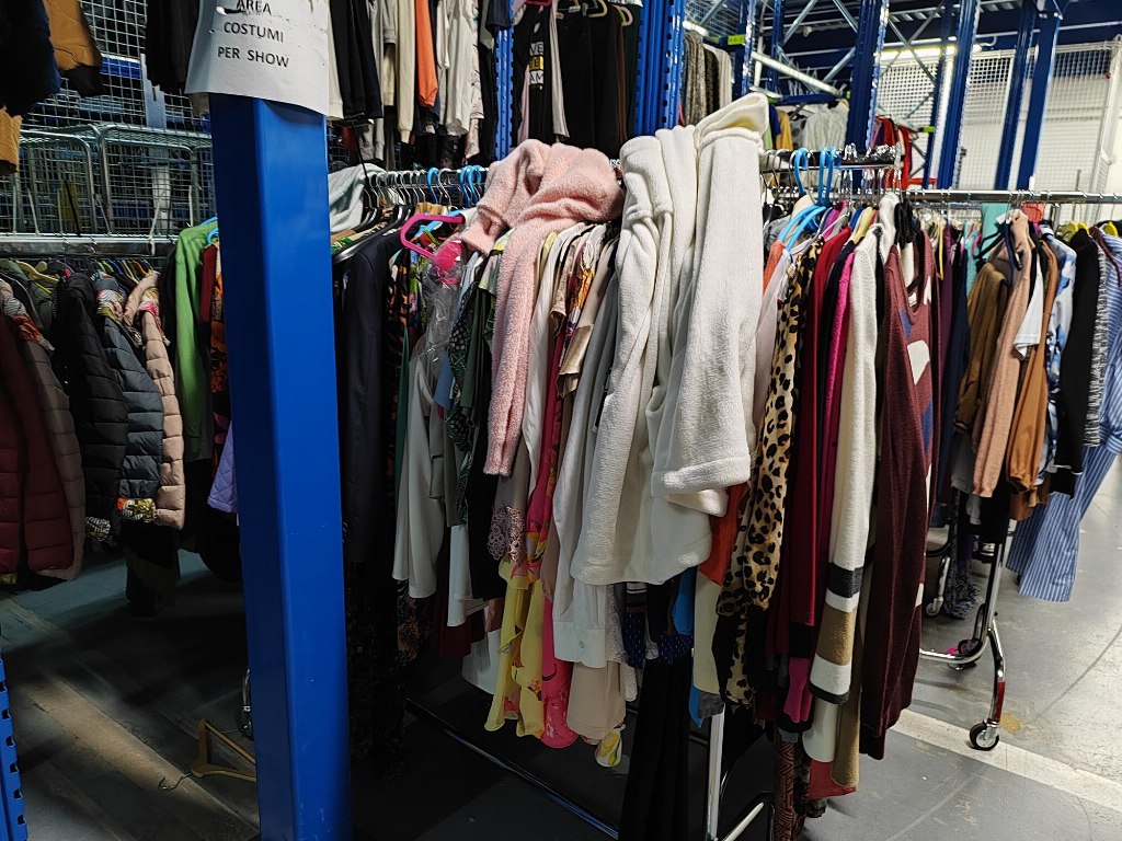 Abbigliamento e Merce Varia 00008 Abbigliamento e Merce Varia 00008