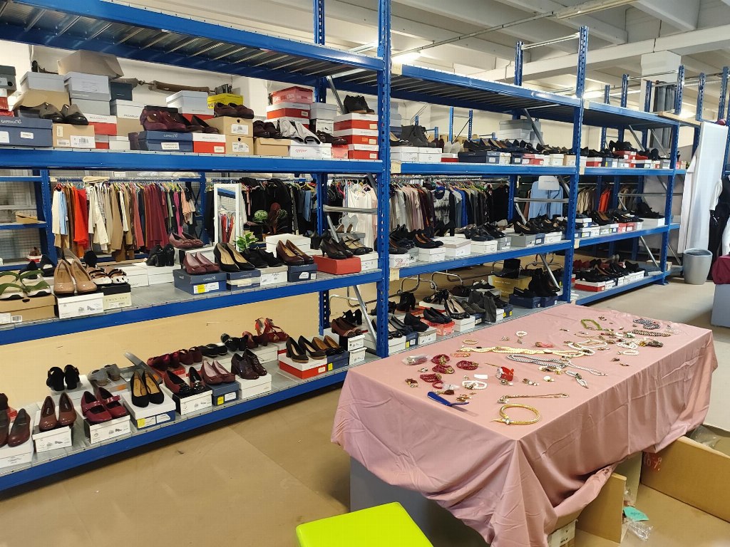 Abbigliamento e Merce Varia 00057 Abbigliamento e Merce Varia 00057