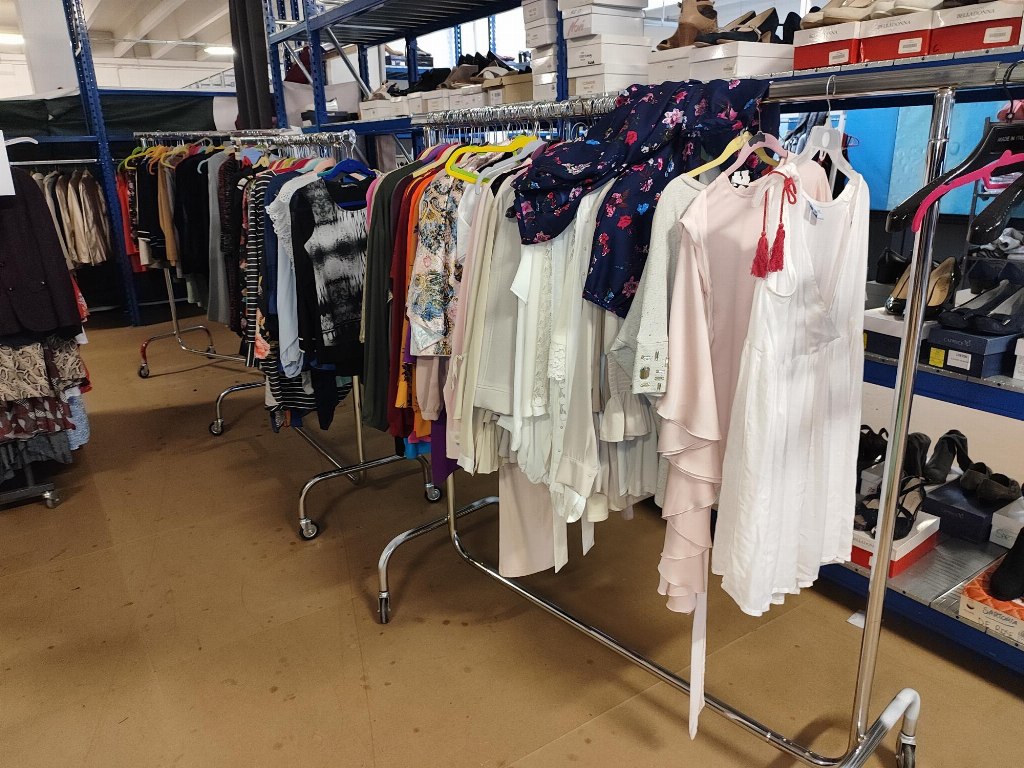 Abbigliamento e Merce Varia 00064 Abbigliamento e Merce Varia 00064