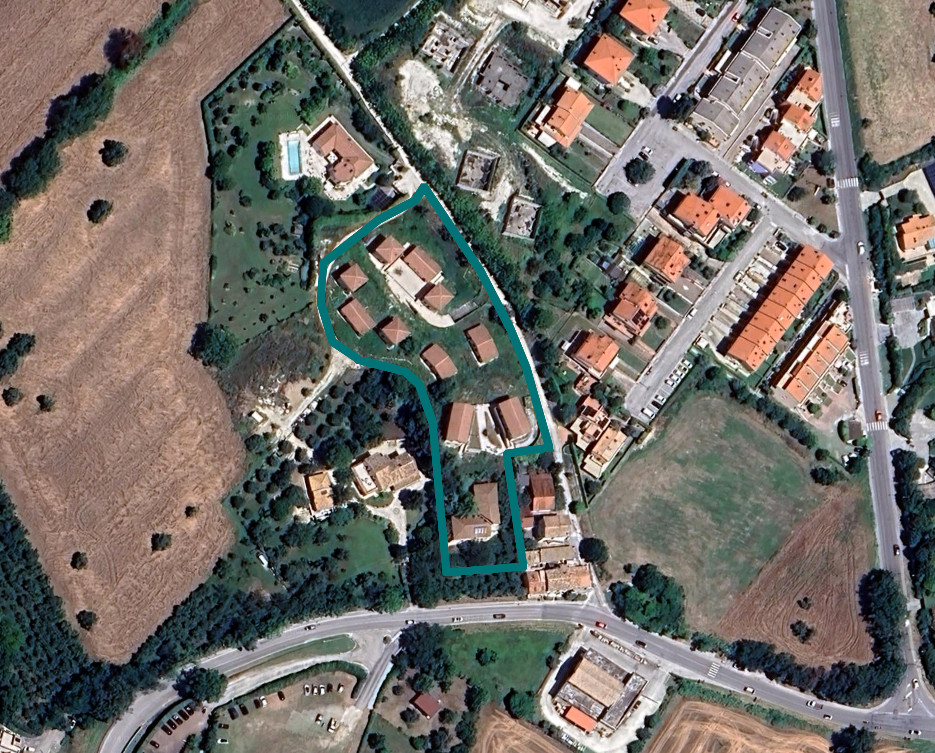 Zone lotie avec bâtiments en construction à Sirolo (AN)