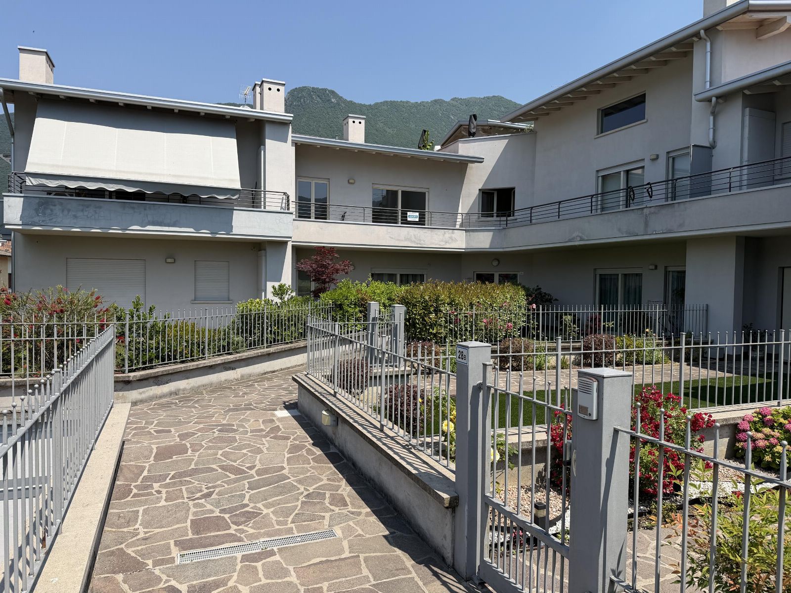 Appartamento e garage a Sale Marasino (BS)