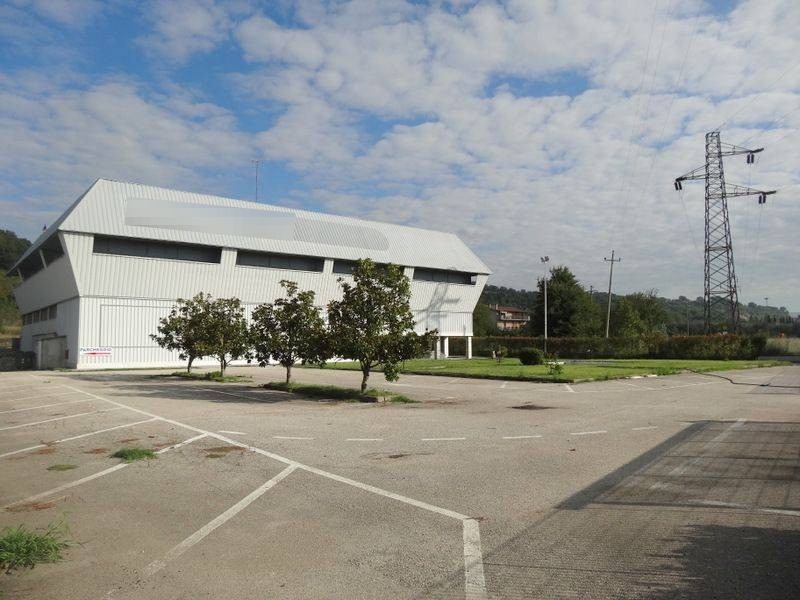 Immobile ad uso commerciale con due appartamenti a Orte (VT)