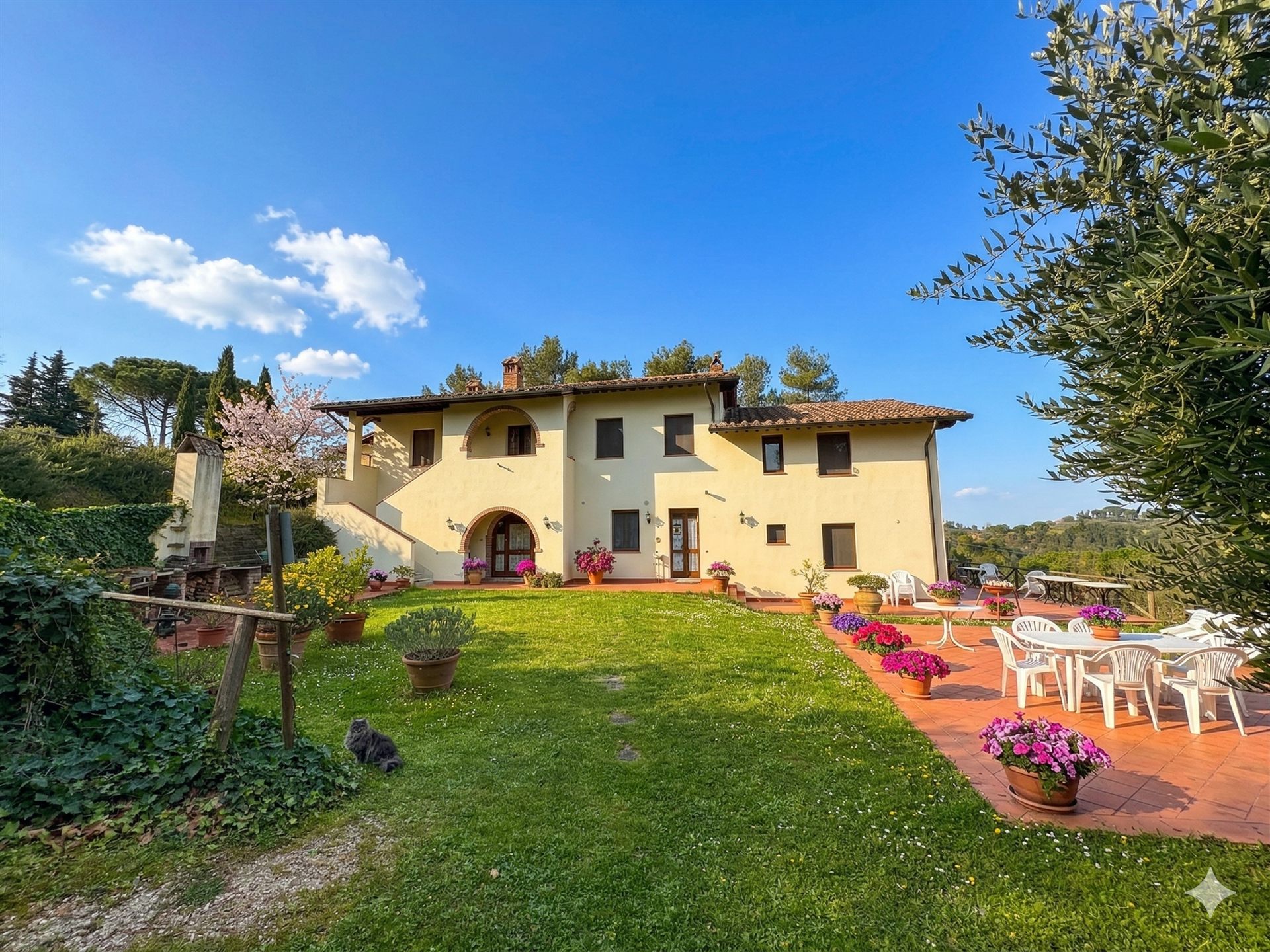 Facciata con giardino